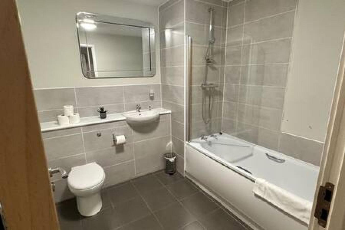 Apartment Modern 1 Bed Sleeps 2 *