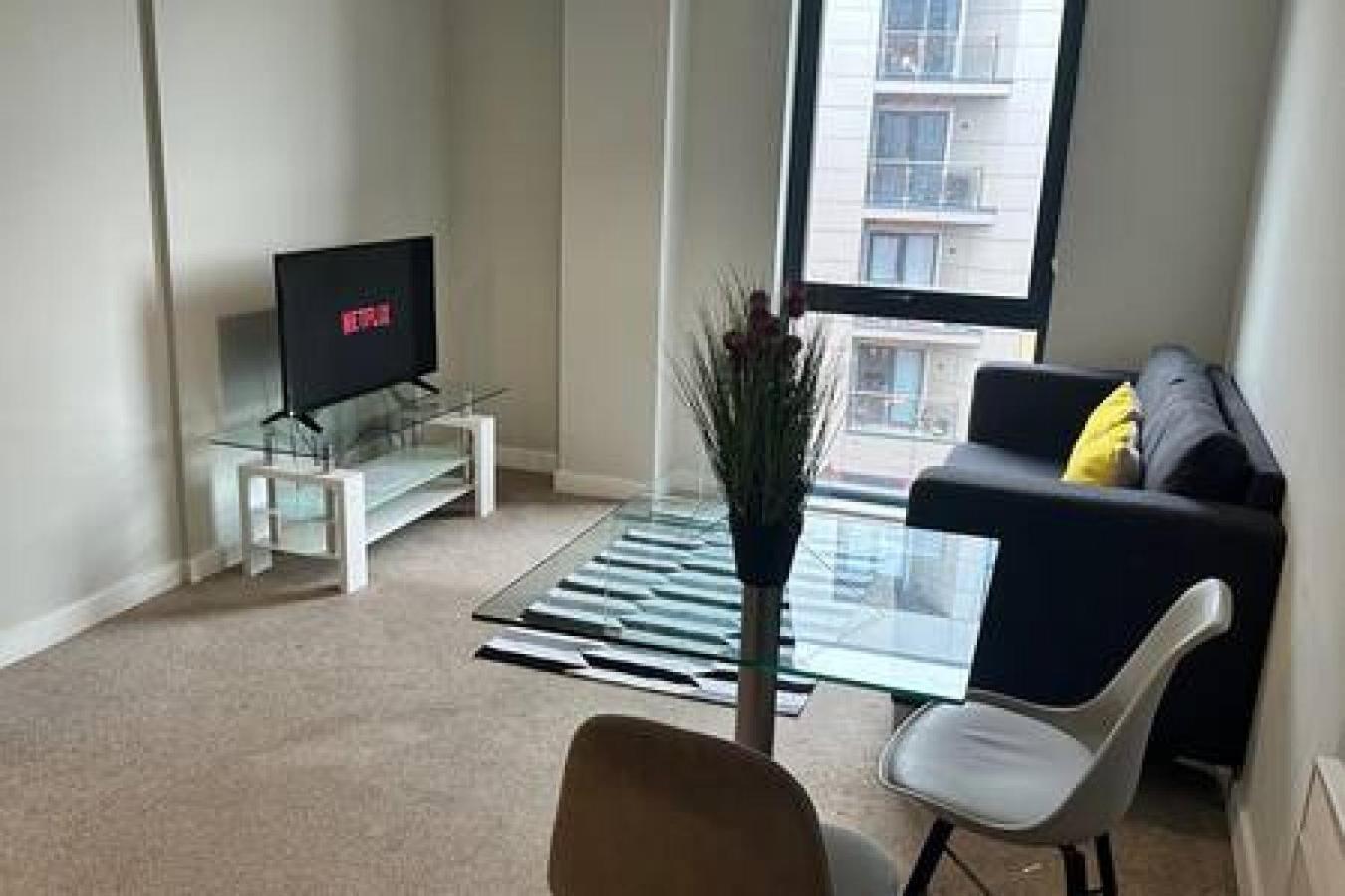 Modern 1 Bed Sleeps 2 Apartment *